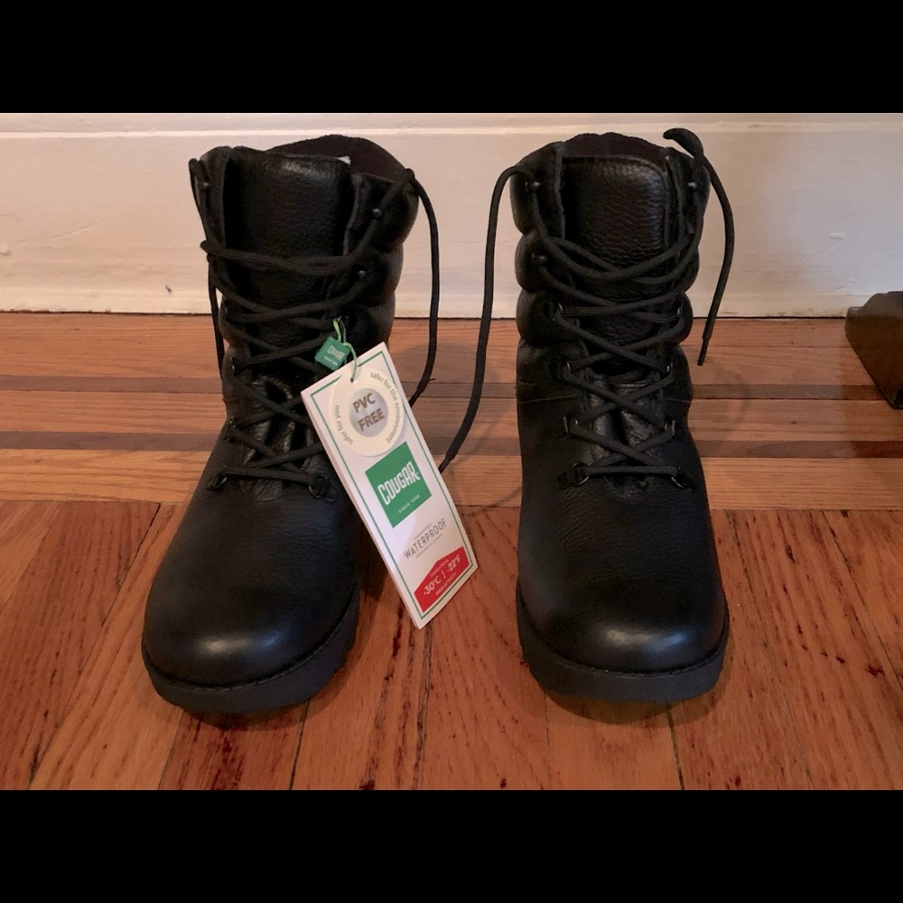 New NIB Cougar black leather pillow boots size 10